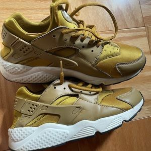 Used Gold Nike Air Huarache men’s 8.5